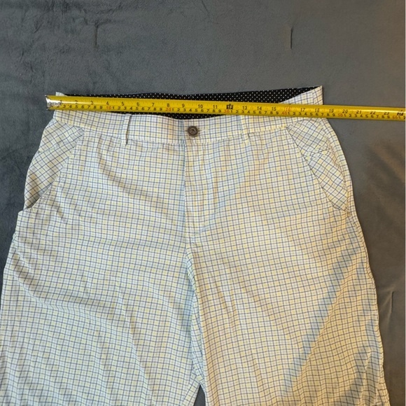 Lululemon Kahuna Shorts

#1073 - Picture 2 of 7